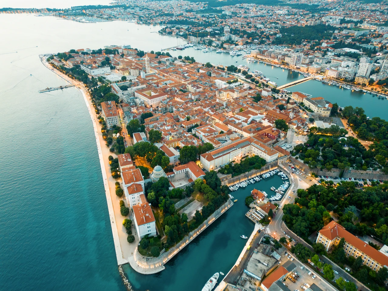 vista aerea de drones de zadar al atardecer croacia centro historico de la ciudad con edificios antiguos